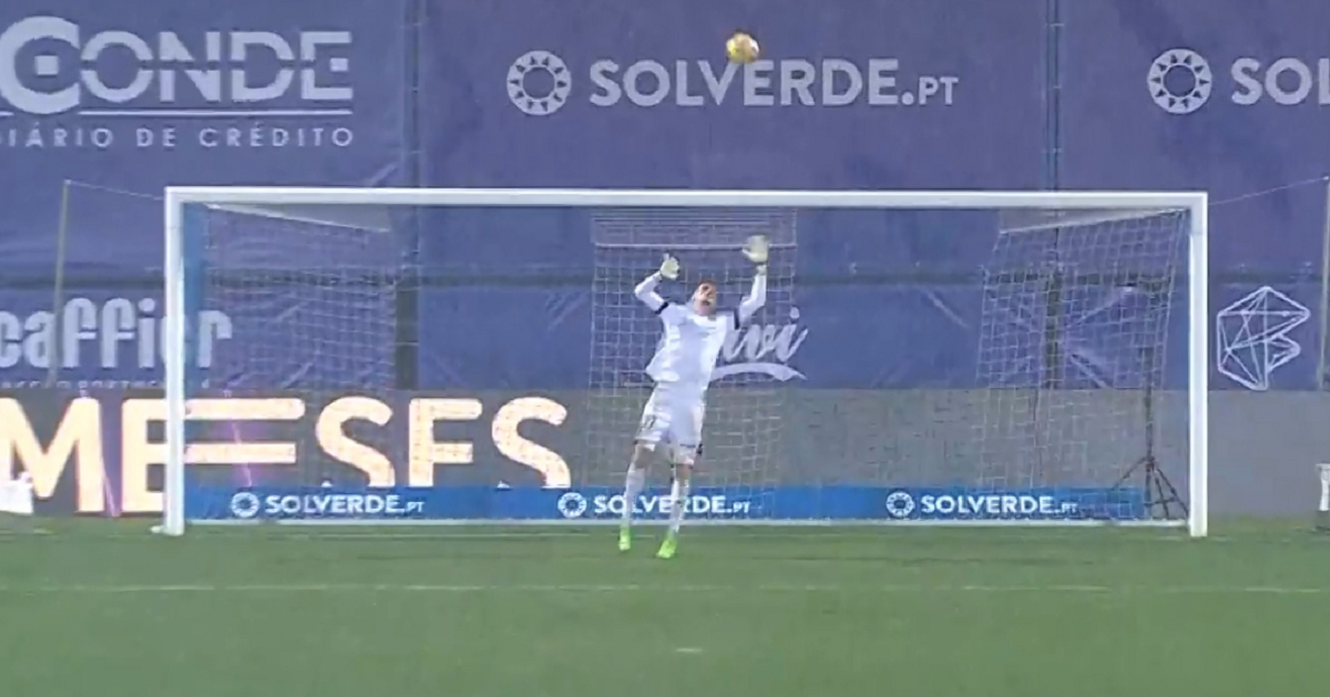 Pogledajte kako je hrvatski golman primio gol s centra