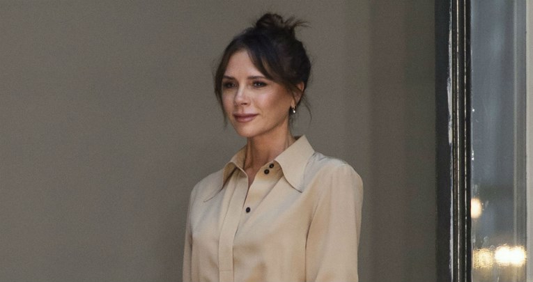 Prava modna ikona: Victoria Beckham izgleda elegantno i u poderanim trapericama