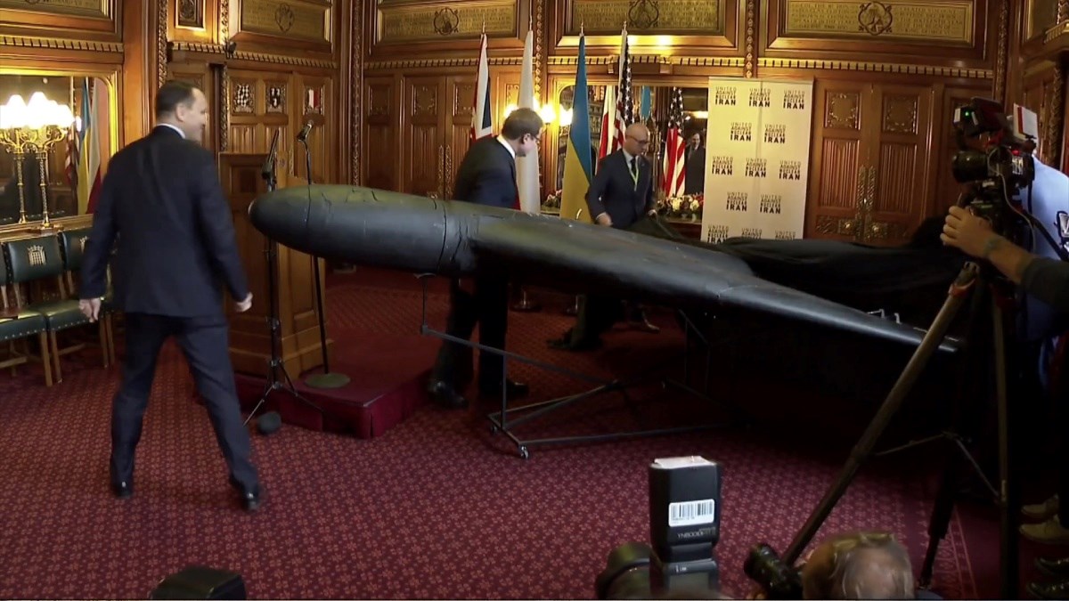 Poljski ministar donio dron u britanski parlament: "Moramo biti spremni na ruski udar"