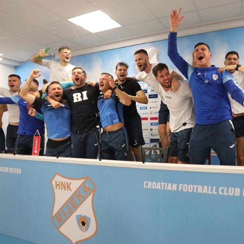 VIDEO Show na presici Rijeke. Igrači prekinuli Đalovića i poveli pjesmu