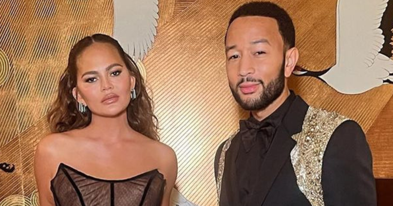 Chrissy Teigen u prozirnoj haljini pokazala ožiljke na grudima: "Znam da zumirate"