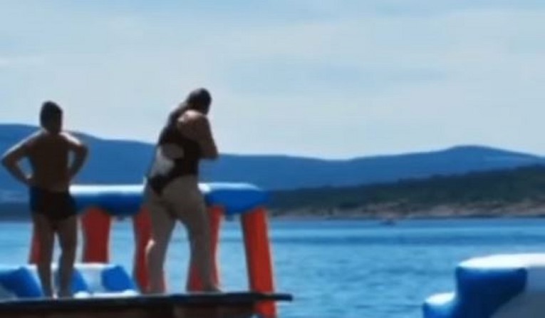 Video žene koja skače u more u Dalmaciji postao hit na Fejsu: "Majka Courage"