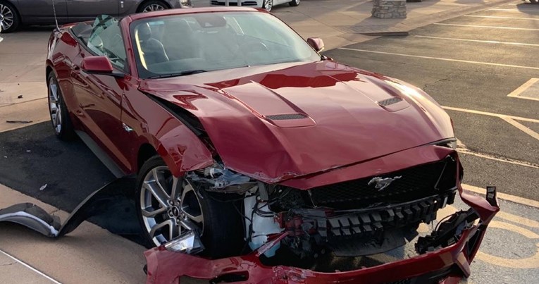 U unajmljenom Mustangu zabio se u najluksuzniji auto u gradu