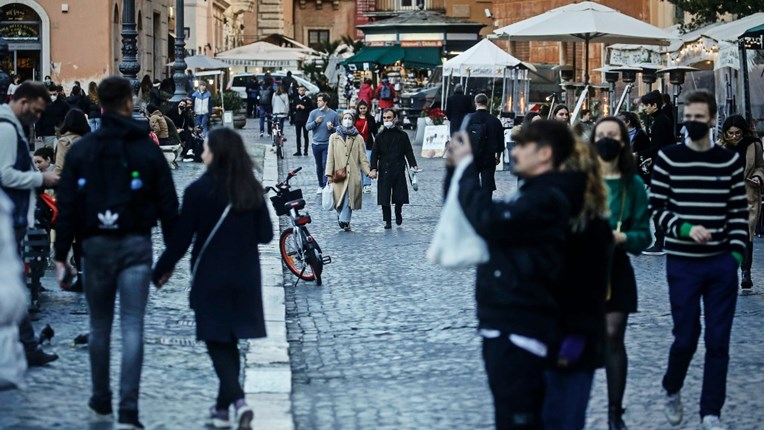 Italija ukida obavezne maske na otvorenom