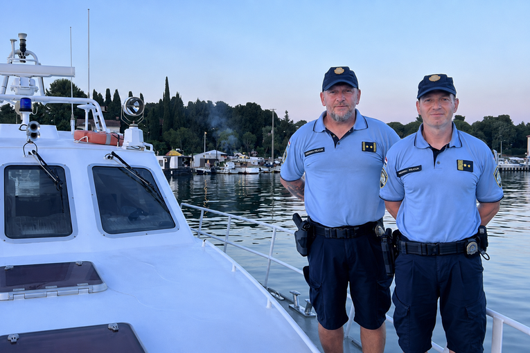 Par iscrpljen plutao morem 3 sata. Spasili ih policajci Mario i Dalibor