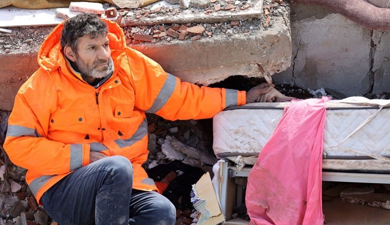 UZNEMIRUJUĆE Otac drži ruku mrtve kćeri zatrpane ruševinama u turskom gradu