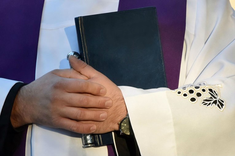 Uhićen svećenik u Slavoniji. Spolno zlostavljao curicu od 14 godina?