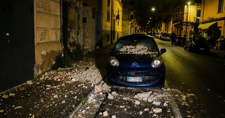 Potres u Napulju, ozlijeđena osoba spašena iz ruševina. Ljudi proveli noć na ulicama
