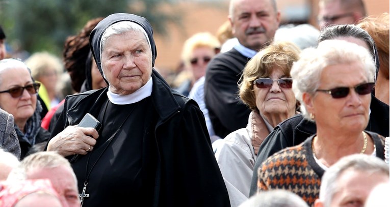 Hrvati sve manje vjeruju Crkvi, a na mise većinom idu neobrazovani i oni sa sela