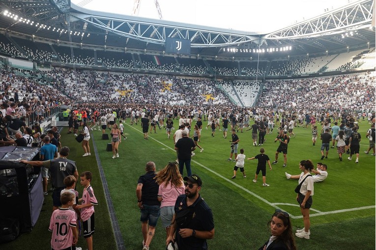 VIDEO Invazija navijača Juventusa. Ultras s leđa pokosio zvijezdu momčadi