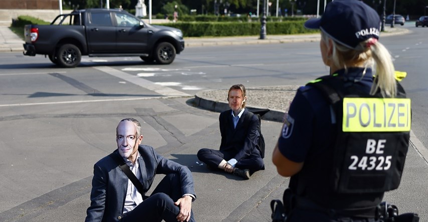 Klimatski aktivisti blokirali promet u njemačkim gradovima. Zalijepili se za asfalt