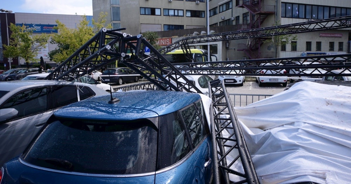 Nevrijeme srušilo konstrukciju Ultre, dijelovi pozornice pali na parkirane automobile
