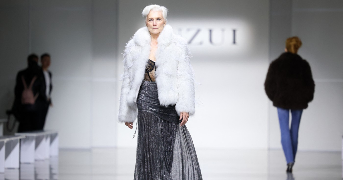 Mama Elona Muska prošetala modnom pistom u blistavoj srebrnoj haljini