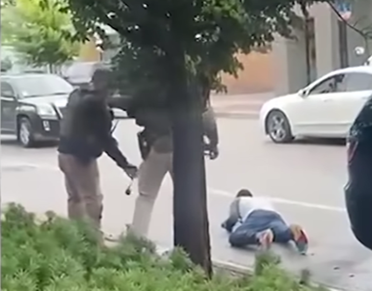 VIDEO ICE agenti srušili Amerikanca na tlo. "Ja sam jeb**i državljanin SAD-a"