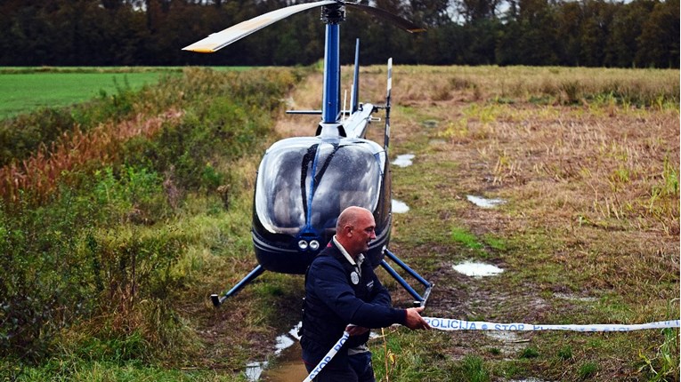 Ukrajinski helikopter sletio na farmu kod Karlovca. Policija ga ogradila trakom