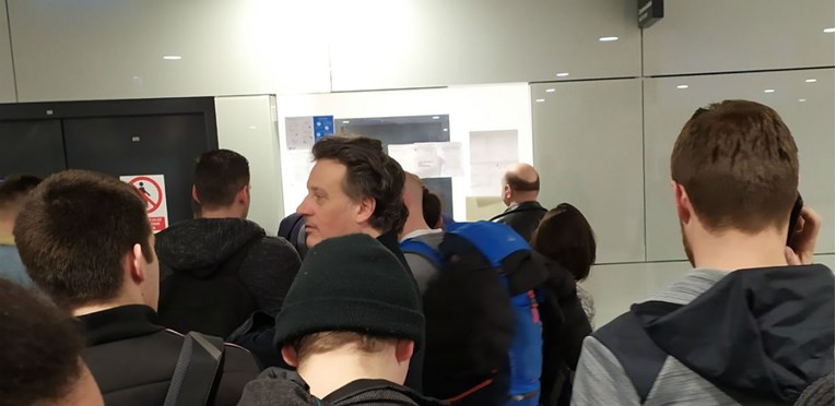 Kaos na zagrebačkom aerodromu, stotine ljudi satima čekaju u redovima