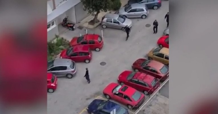VIDEO Mladić s dva noža bježao po Splitu, hvatalo ga desetak policajaca