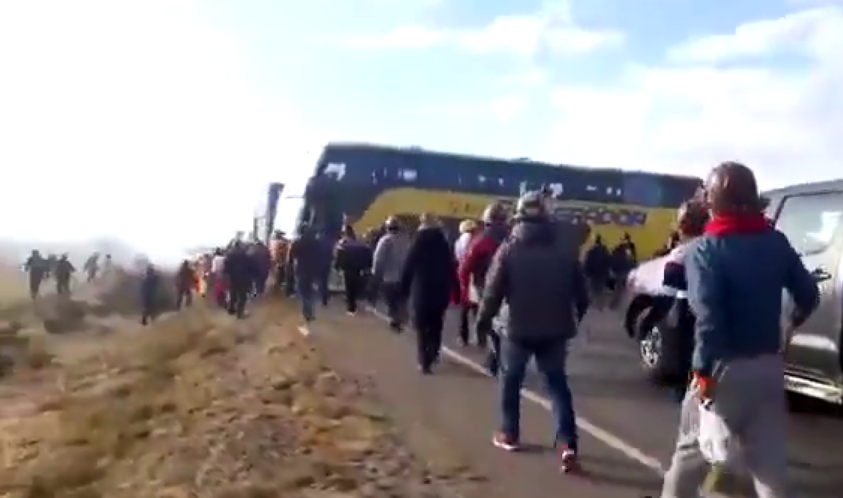 Prosvjednici u Boliviji napali ministra iz zasjede. Gorjela vozila i carinarnica