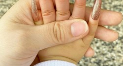 Mama kćeri zalijepila umjetne nokte, ljudi se ne mogu načuditi kiču