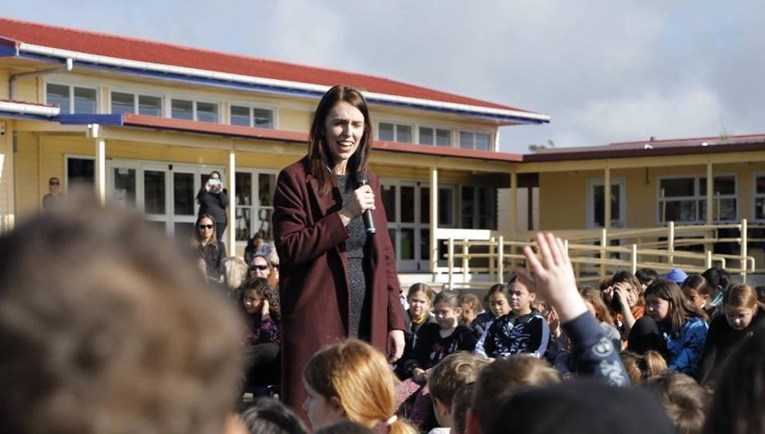 Novozeladnska premijerka pitala klince da joj pogode godine, odgovor je urnebesan