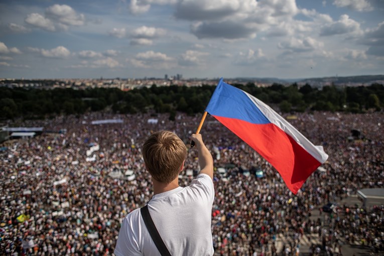 Stotine tisuća Čeha prosvjedovale su protiv premijera. Pogledajte slike