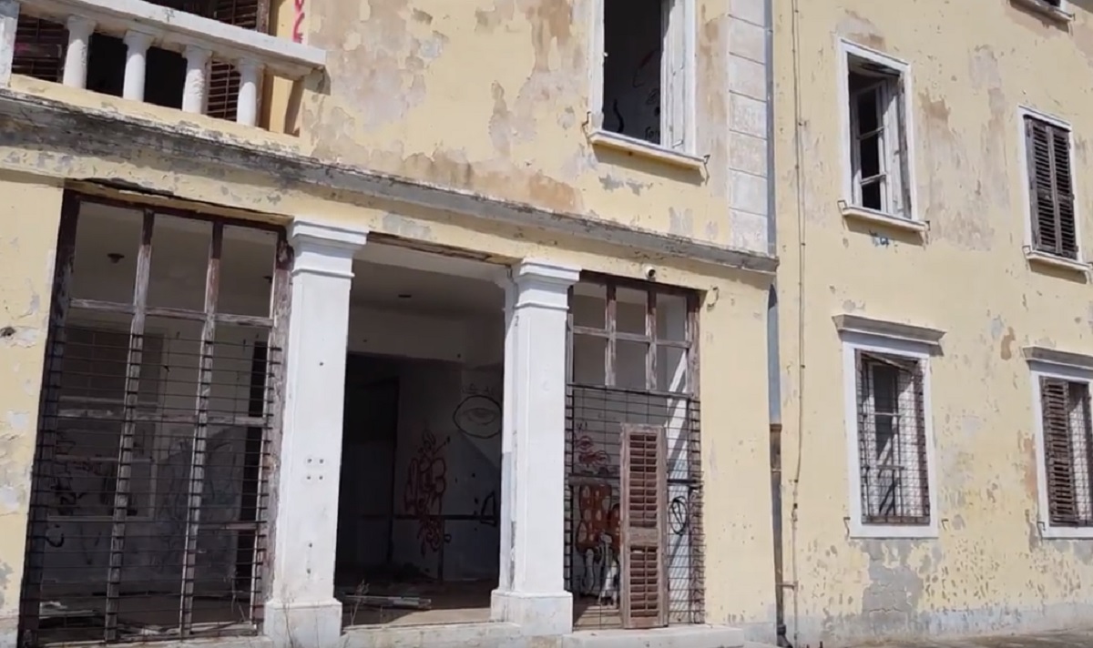 Država prodaje Češku vilu na Visu, zgrada propada od vremena Jugoslavije