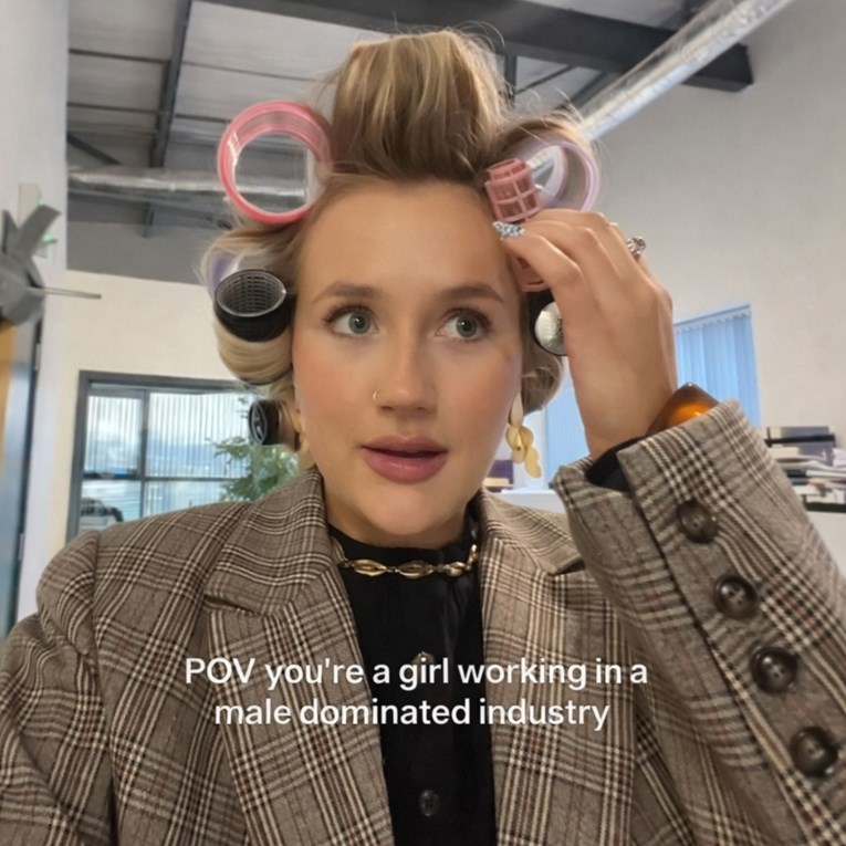 Šef je ukorio zbog viklera u kosi, ona: "Učinite ovo viralnim da mogu dati otkaz"