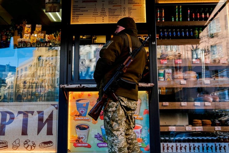 Rus koji živi u Kijevu: Ako Rusi uđu u Kijev, želim ih dočekati s oružjem u ruci