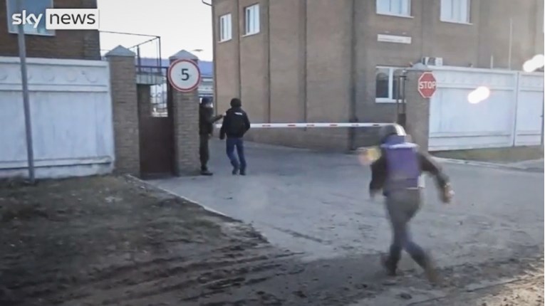 Novinari Sky Newsa upali u zasjedu kod Kijeva, snimljeno je kako pucaju po njima