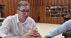 VIDEO Vučić jede parizer