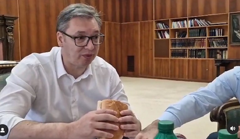 VIDEO Vučić ministre poslao u dućan po parizer, kruh i jogurt. Evo ga, jede sendvič