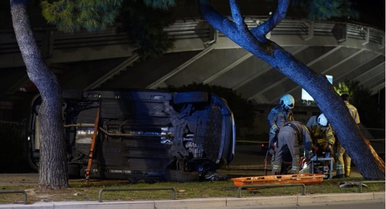 Auto u Splitu izletio s ceste i prevrnuo se na krov, jedna osoba poginula