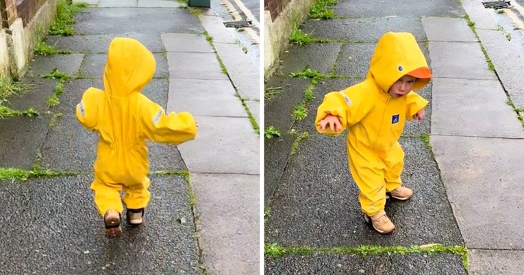 Mama sinu obukla slatki kombinezon za kišu i snimala što radi. On nasmijao milijune