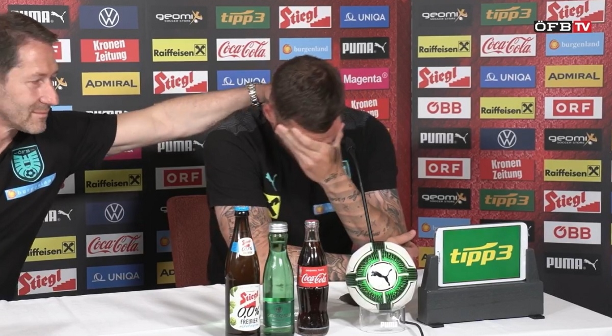 VIDEO Austrijski napadač se rasplakao na presici, izbornik ga tješio