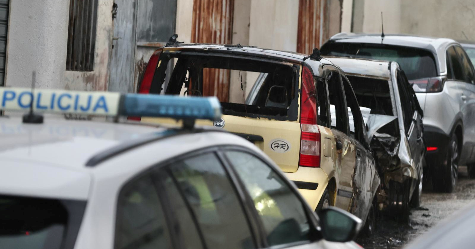 FOTO U Splitu izgorjela dva auta