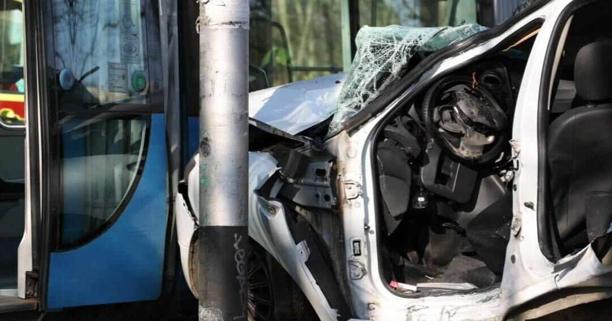 FOTO I VIDEO Sudar Bolta i tramvaja u Zagrebu. Boltov auto smrskan
