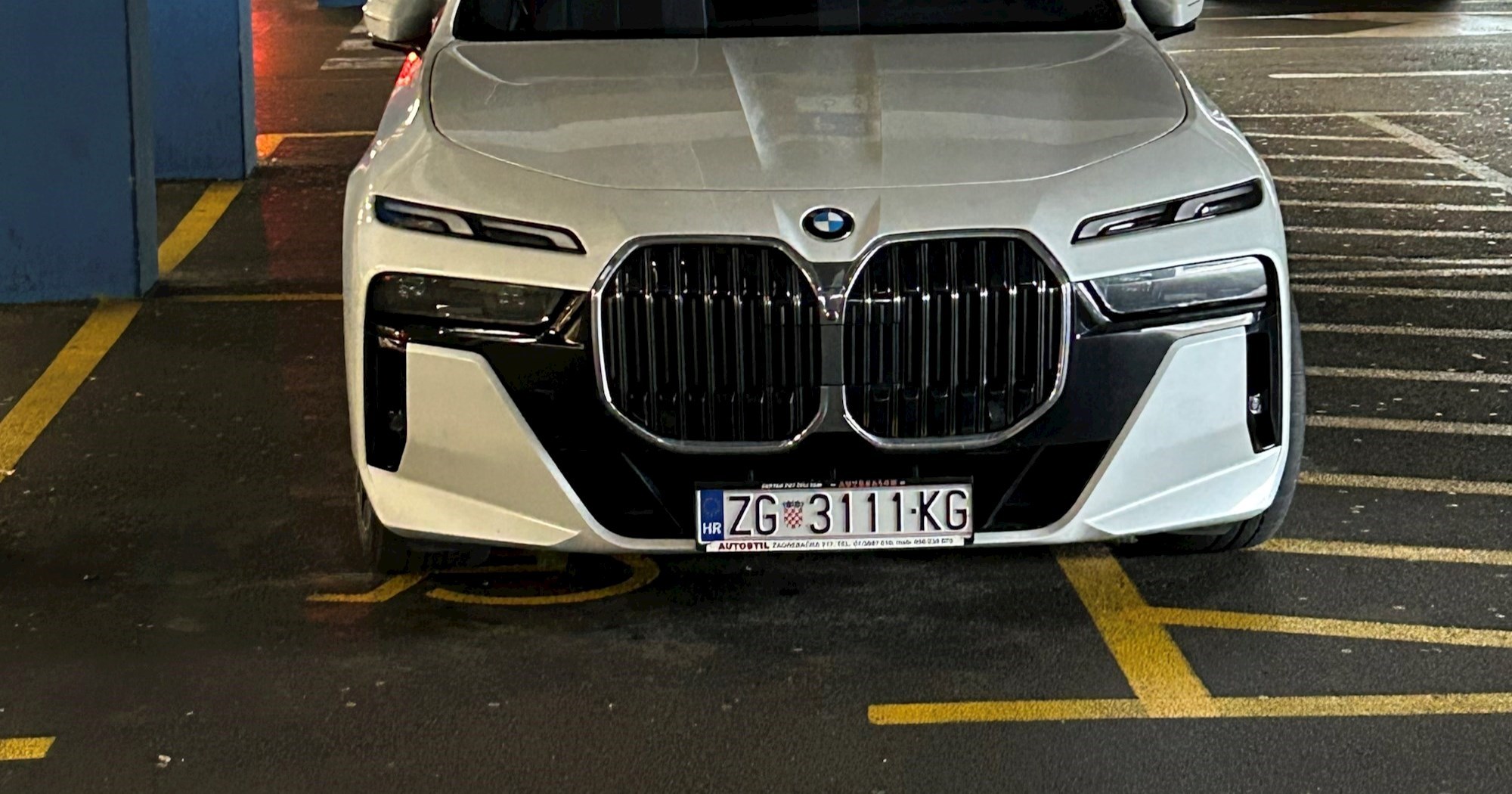 Ova seljačina je u garaži City Centra parkirala svoj BMW na mjestu za invalide