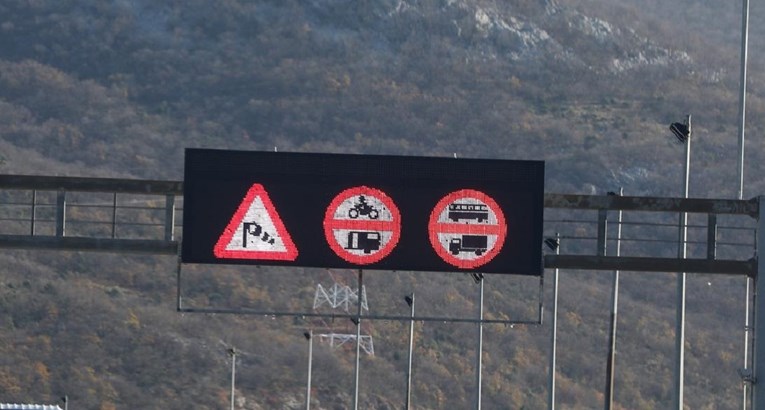 Zbog jakog vjetra zatvoren dio Jadranske magistrale kod Senja za neka vozila