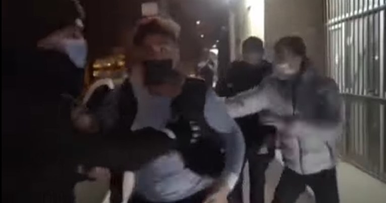 UZNEMIRUJUĆI VIDEO Boksač kršio policijski sat pa brutalno nokautirao novinara