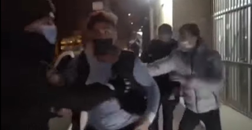 UZNEMIRUJUĆI VIDEO Boksač kršio policijski sat pa brutalno nokautirao novinara
