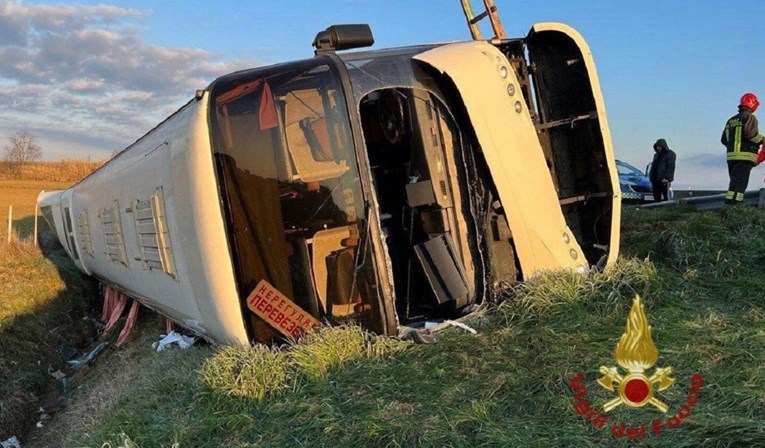 Teška prometna u Italiji: Prevrnuo se autobus pun izbjeglica, jedna osoba poginula