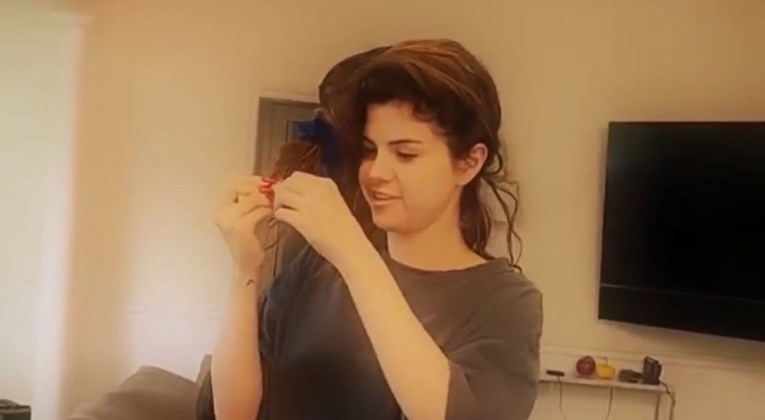 Selena Gomez isprobala popularan trik za kovrče i nasmijala sve rezultatom