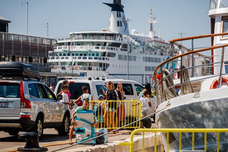 Oko 120 tisuća putnika u splitskoj zračnoj i trajektnoj luci
