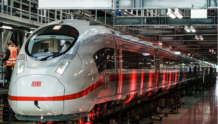 Sud: Deutsche Bahn od 2023. uz "gospodin" i "gospođa" mora uvesti i treću opciju