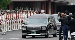 Tisuće na pogrebu bivšeg japanskog premijera Abea, bit će kremiran