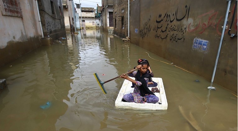 U poplavama u Pakistanu poginulo više od 300 ljudi