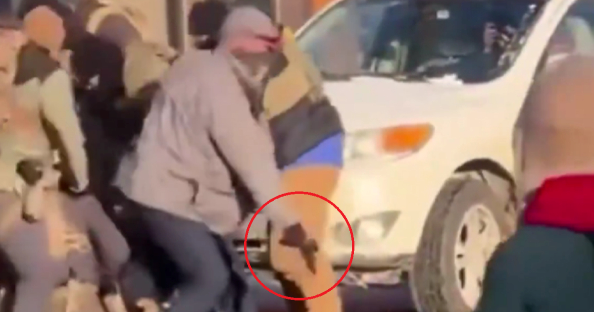 VIDEO Agent ICE-a povlači se s nečim što izgleda kao pištolj. Ubrzo kreće pucnjava