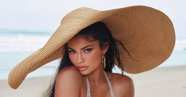 Kylie Jenner zapalila Instagram fotkom na kojoj nosi samo šešir