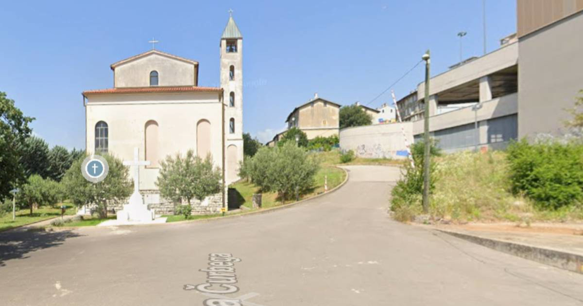 Upao u crkvu u Rijeci i vrijeđao vjernike. Razbio je i staklo na vratima