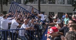 VIDEO Prosvjednici i osiguranje potukli se ispred Skupštine u Novom Sadu